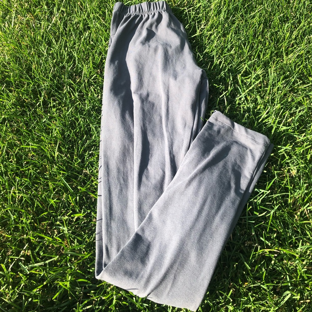Light gray leggings